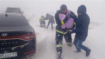 37 детей спасли из снежного плена на трассе в Жамбылской области