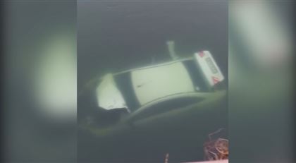 В ЗКО погибли два человека из-за падения автомобиля в воду
