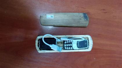 Телефон в обувной щетке пытались передать в колонию на севере Казахстана
