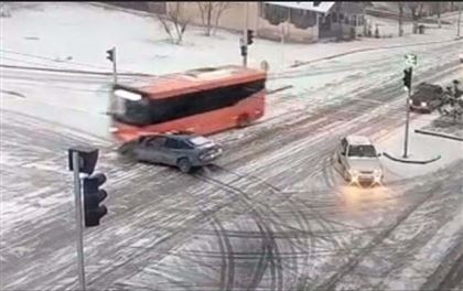 В Туркестане автобус столкнулся с легковушкой