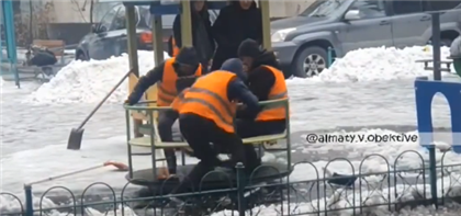 Коммунальщики на детской карусели растрогали алматинцев