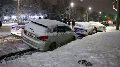 В Алматы автомобиль улетел в арык и врезался в припаркованные машины