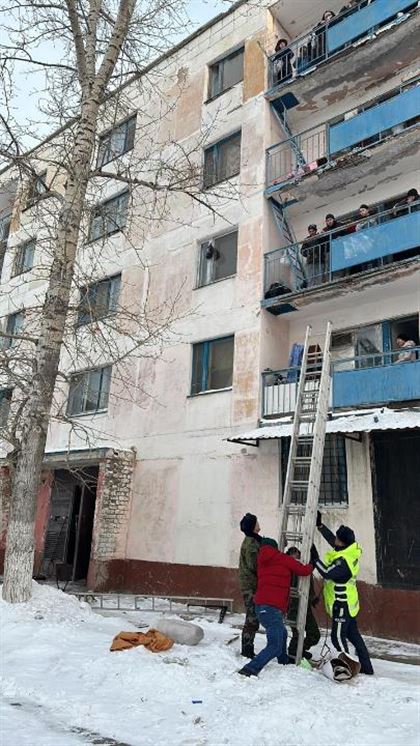 Пожарные эвакуировали 51 человек, из них 8 детей из многоэтажного дома в Костанае