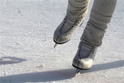 Из-за гололёда казахстанцы катаются на коньках прямо по тротуарам