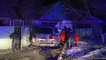 В Уральске мужчина на угнанном Lexus врезался в дом и погиб