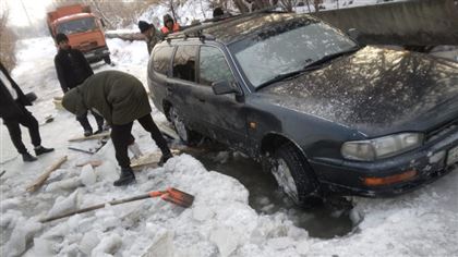 Автомобили примерзли к дороге в Алматинской области