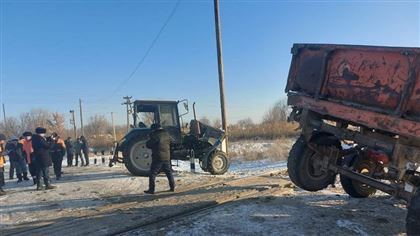 Товарный поезд протаранил трактор в Жетысуской области 
