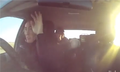 Труба влетела в лобовое стекло автомобиля в Атырауской области - видео