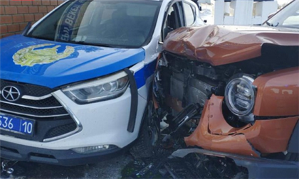 Припаркованный патрульный автомобиль попал в ДТП в Костанае