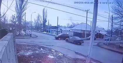 Пешеход чудом не пострадал в ДТП в Талдыкоргане - видео