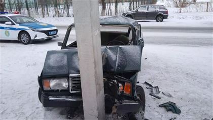 Автомобиль врезался в столб в Петропавловске, пострадали водитель и пассажирка