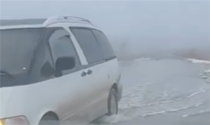 Дорогу затопило в Алматинской области