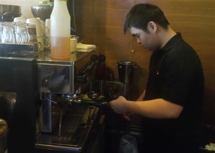 В алматинском ресторане  особенный бариста варит кофе и читает рэп