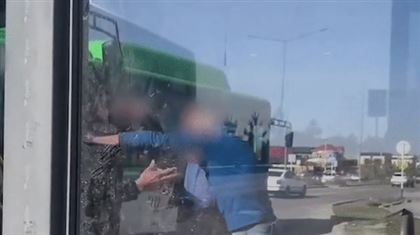 Водители двух автобусов подрались из-за пассажиров в Шымкенте