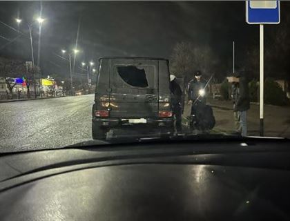 В Шымкенте полицейские задержали водителя внедорожника с наркотиками и оружием