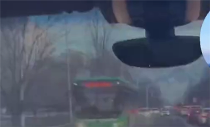 Пассажир снял, как автомобиль вез его по встречной полосе в Алматы