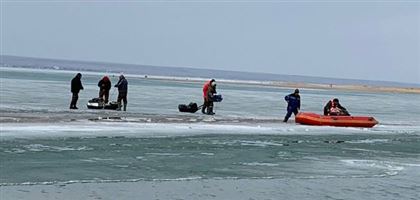 На Капшагае спасли 12 рыбаков, которые уплыли на отколовшейся льдине