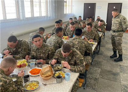 «Нашим детям в Актау дают рыбу с червями»: тема проблемного солдатского питания захлестнула Казахстан