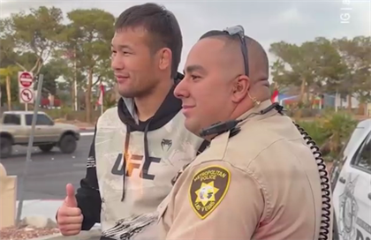 Американские полицейские останавливают казахстанского бойца Рахмонова, чтобы сфотографироваться с ним (видео)