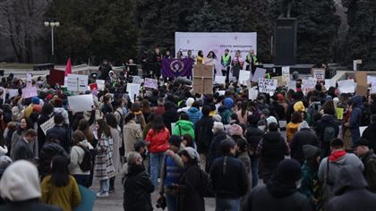 В Алматы проходит митинг за права женщин