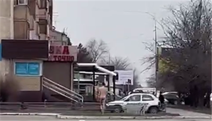 Голый мужчина гулял по Талдыкоргану - видео