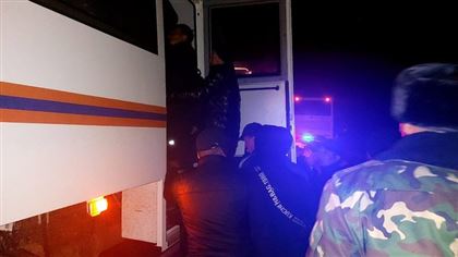Актюбинские спасатели эвакуировали 63 граждан Узбекистана