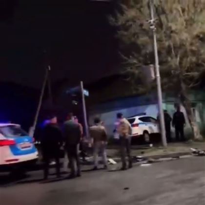 Скутер и патрульная машина столкнулись в Шымкенте