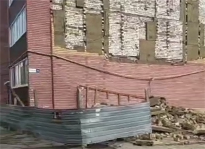 Кирпичная кладка обвалилась со стены дома в Уральске