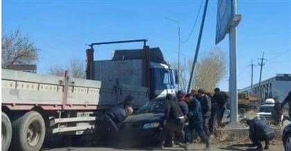 Легковушка столкнулась с большегрузом в Павлодаре. Погиб человек