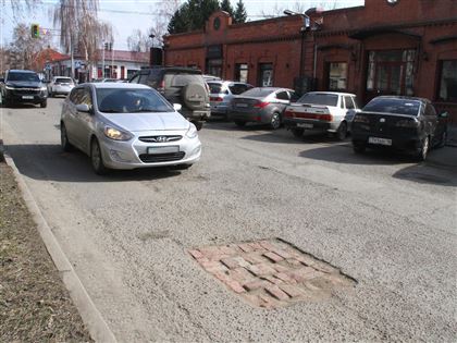 Кирпичами заложили ямы на дорогах в Усть-Каменогорске