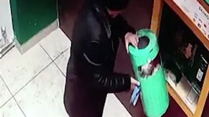 Мужчина, разбивший банкоматы мусорной урной, попал на камеры видеонаблюдения в Акмолинской области