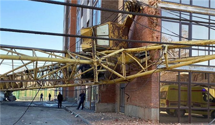 Рабочий погиб во время падения строительного крана в Кокшетау