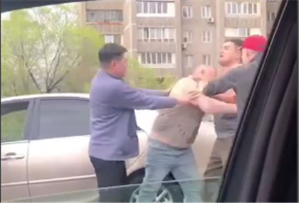 Водители подрались на оживленной улице в Алматы - видео