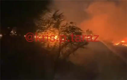 100 человек эвакуировали из горящего дома в Таразе