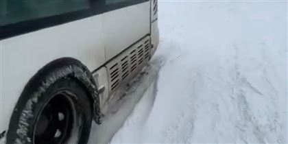В Астане из-за снегопада задерживаются автобусы
