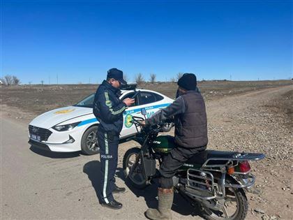 В Акмолинской области полицейские задержали пьяного мотоциклиста без прав