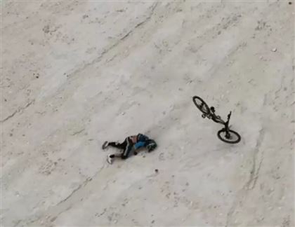 Блогер-экстремал слетел с велосипеда во время спуска с Бозжыры