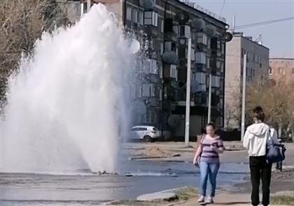 В Павлодаре из-под земли забил фонтан с горячей водой