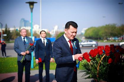 Государственный советник РК возложил цветы к памятнику Рахимжана Кошкарбаева 