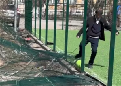 В Темиртау на подростка упали футбольные ворота