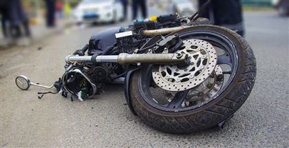 Пассажирка мотоцикла попала в больницу после ДТП в Павлодаре