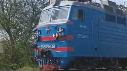 В Алматы машинист поезда применил экстренное торможение из-за электросамокатчика
