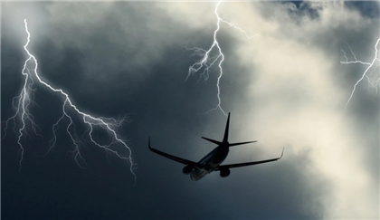 Молния ударила в самолет FlyArystan