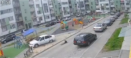 Водитель сбил ребенка и врезался в детскую площадку в одном из дворов Алматы - видео