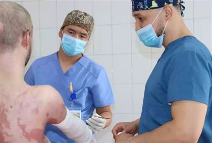 Алматинские врачи спасли пациента с обширными ожогами тела 