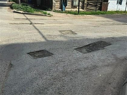 Объезжать ямы, оставшиеся после ремонта дороги, предложили чиновники жителям Уральска