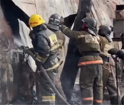 В Караганде в результате пожара сгорел склад макулатуры