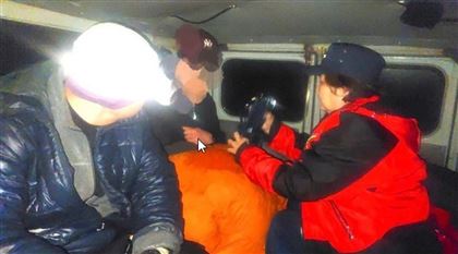 Троим туристам, отправившимся покорять горы, потребовалась помощь спасателей в Алматы