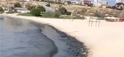 Вода почернела в Каспии возле Актау
