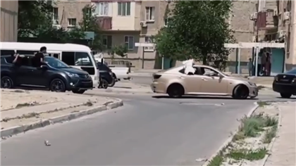 В Актау оштрафовали водителей кортежа, который ездил по городу без номеров